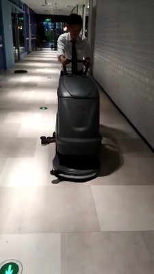 揚(yáng)子洗地機(jī)在商場(chǎng)(圖1) 揚(yáng)子洗地機(jī)在工廠(chǎng)